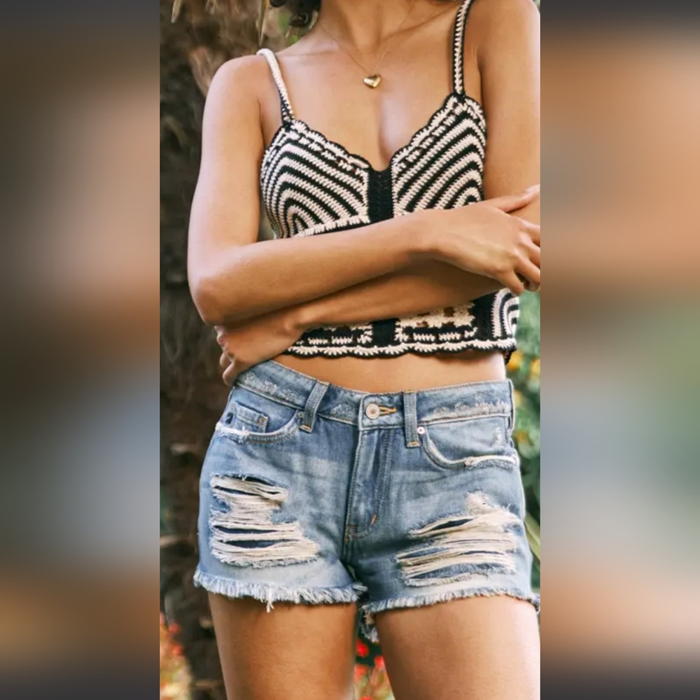 Kan Can Distressed Cut Off Frayed Hem Denim Jean Shorts. NWT.